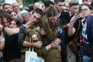 Военнослужащие ЦАХАЛ плачут на похоронах своего сослуживца Лави Липшица в Иерусалиме. Липшиц был убит во время боя с боевиками ХАМАС на севере сектора Газа в конце октября. 1 ноября 2023 года