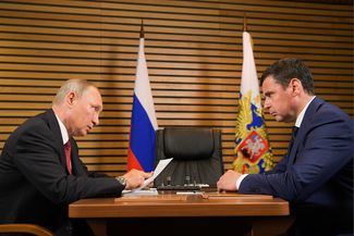 Vladimir Putin speaks with Yaroslavl Governor Dmitry Mironov, <a href="https://meduza.io/en/short/2019/06/05/putin-has-appointed-four-of-his-bodyguards-to-be-regional-governors-two-have-already-quit" target="_blank">one of</a> his former bodyguards. September 2017