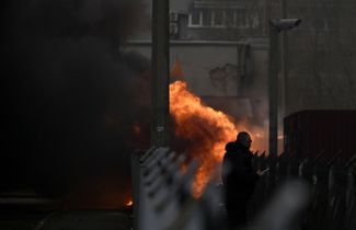 Пожар, возникший после удара по Святошинскому району на западе Киева