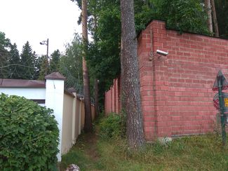 On the left: Kobzon’s wall. On the right: the wall of the Interior Ministry’s “Rushichi” guesthouse.