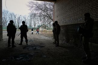 Украинские защитники Бахмута в укрытии от дрона — наводчика артиллерии
