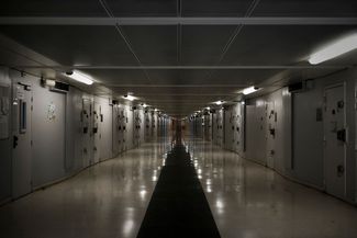 Коридор тюрьмы Флери-Мерожи, декабрь 2017 года