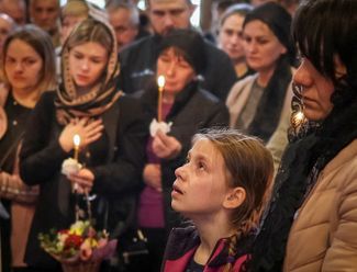 София, дочь украинского военнослужащего Руслана Боровика, погибшего в бою, на панихиде по отцу в Михайловском Златоверхом соборе в центре города