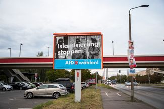 Агитационный плакат партии «Альтернатива для Германии» с призывом остановить исламизацию в берлинском районе Марцан, сентябрь 2017 года