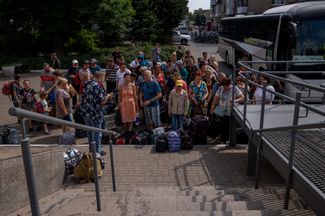 Беженцы на станции в Покровске (Донецкая область) в ожидании поезда, который отвезет их в Днепр