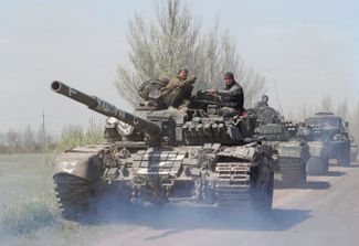 Пророссийские силы на танке неподалеку от Мариуполя, в городе Новоазовск. На танковой пушке — надпись «Кашмарик» и нарисованный смайлик
