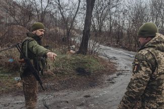 Военнослужащие украинской армии на передовой в Донбассе