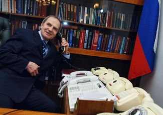 Председатель Конституционного суда РФ Валерий Зорькин в рабочем кабинете после переизбрания председателем КС. 21 февраля 2006 года