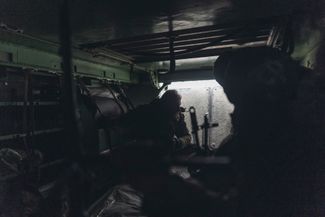 Бойцы ВСУ внутри бронетранспортера