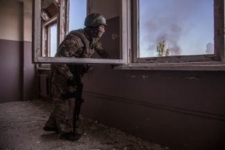 Украинский солдат занимает боевую позицию во время сражения на северодонецком фронте.<br>