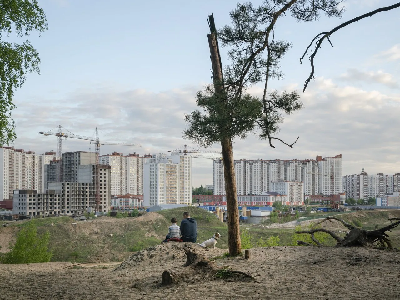 В начале войны Москва будто застыла. Спустя полтора года это уже не тот  город, что мы знали до 24 февраля 2022-го Продолжение фотопроекта  Александра Гронского — Meduza