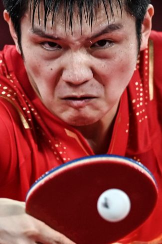 24-летний Фань Чжэньдун из Китая четырехкратный чемпион мира и шестикратный обладатель Кубка мира. Но финал по настольному теннису он проиграл соотечественнику Ма Луну — теперь уже четырехкратному олимпийскому чемпиону.