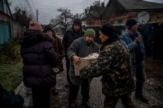 Местные жители получают гуманитарную помощь 