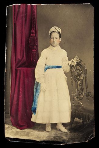 Портрет девушки в короне и с фотоальбомом в руках. Шторы, пояс и золотые украшения раскрашены вручную