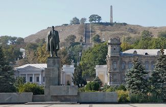 Вид на гору Митридат с центральной площади города Керчь