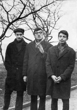 Вячеслав Игрунов (крайний слева) с друзьями — писателем Анатолием Гланцем и Аликом Феллером. Одесса, 1967 или 1968 год
