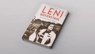 Книга Нины Гладиц «Лени Рифеншталь: карьера преступницы»