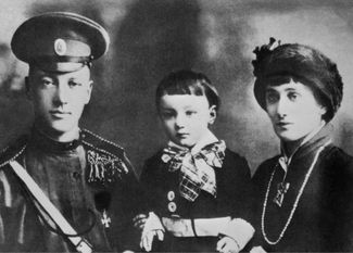Анна Ахматова и Николай Гумилев с сыном. 1915 год