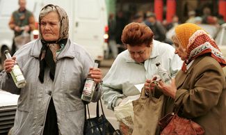 Женщина продает водку в центре Москвы, 22 сентября 1998 года