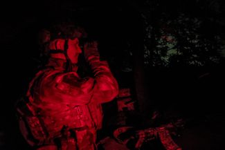Военнослужащий 24-й механизированной бригады ВСУ использует прибор ночного видения в Донецкой области