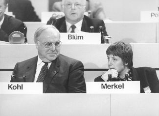 Канцлер Германии Гельмут Коль и Ангела Меркель на съезде ХДС в Дрездене, 15 декабря 1991 года