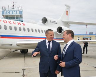 Премьер Дмитрий Медведев и полпред на Дальнем Востоке Юрий Трутнев в аэропорту Ясный на острове Итуруп. Сахалинская область, 2 августа 2019 года