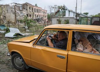 71-летний житель Краматорска покидает свой дом, разрушенный российским военным ударом