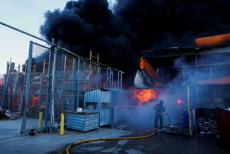 Украинский пожарный тушит огонь в гипермаркете «Эпицентр»