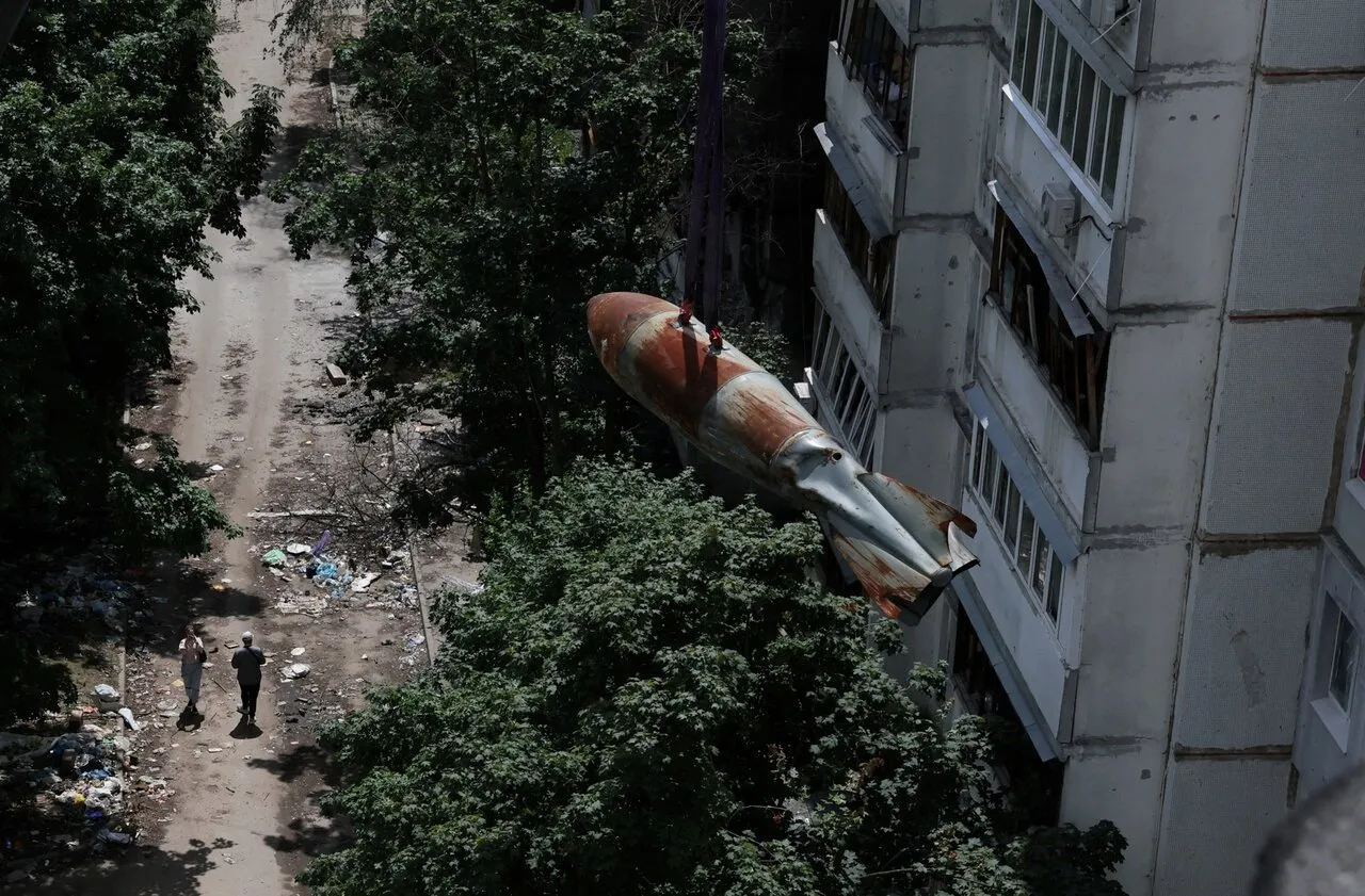 Война. Сто двадцатый день. Фотографии Похороны в Киеве. Восстановление  разрушенного Мариуполя. В Харькове с крыши дома снимают неразорвавшуюся  500-килограммовую бомбу — Meduza