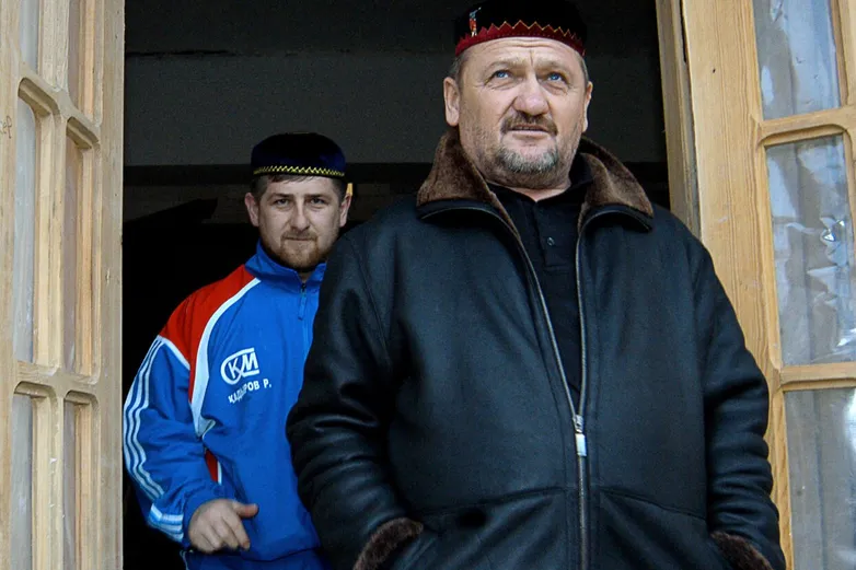 Ровно 20 лет назад в Грозном убили Ахмата Кадырова. Его клан возглавил Чечню во время войны, запугал жителей и добился абсолютной власти