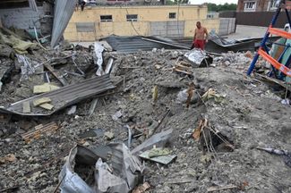 Здание склада в Харькове, разрушенное российским ударом