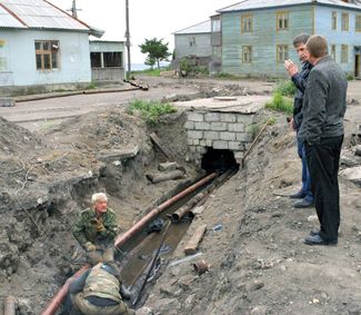 Губернатор Корякии Олег Кожемяко инспектирует процесс подготовки к отопительному сезону в поселке Тиличики, 2 сентября 2005 года