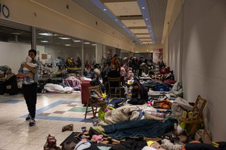 В пункте приема беженцев, оборудованном в здании супермаркета Tesco. 4 марта 2022 года