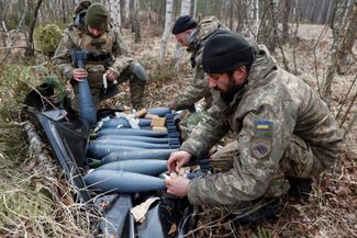 Украинские военные готовят минометные снаряды