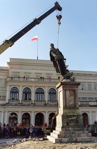 Снос памятника Феликсу Дзержинскому в Варшаве. 17 ноября 1989 года