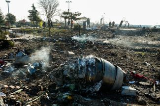 Фрагменты самолета «Боинг 737-800» авиакомпании «Международные авиалинии Украины» после крушения под Тегераном. Погибли 176 человек. Позже иранские военные признали, что случайно сбили самолет на фоне обострения отношений с США. 8 января 2020 года
