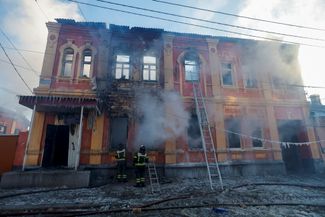 Офисное здание в Донецке, разрушенное во время обстрела города