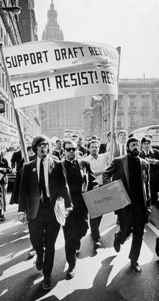 16 октября 1967 года протестующие против войны во Вьетнаме собрали тысячи призывных карточек и отправили их генпрокурору США. На фото: коробки с карточками несут в почтовое отделение в Нью-Йорке