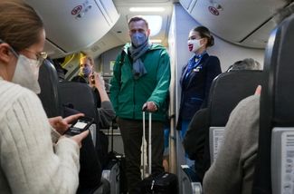 Алексей и Юлия Навальные садятся на самолет Берлин — Москва. 17 января 2021 года