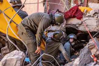Спасатели ищут выживших среди завалов в городе Мулай Брахим, провинция Аль-Хауз