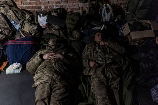 Украинские военные укрываются от российского обстрела