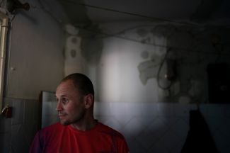 Житель Славянска Константин Дайнеко в квартире своей матери, поврежденной в результате обстрела. 28 августа 2022 года