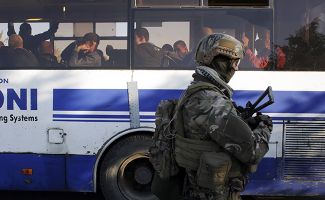Пророссийские сепаратисты, задержанные украинскими войсками, ожидают обмена в автобусе. 20 сентября 2014 года