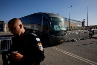 Автобус Красного Креста возле военной тюрьмы Офер на Западном берегу Иордана — на нем привезли палестинских заключенных, которые будут освобождены в рамках соглашения Израиля и ХАМАС. 24 ноября 2023 года