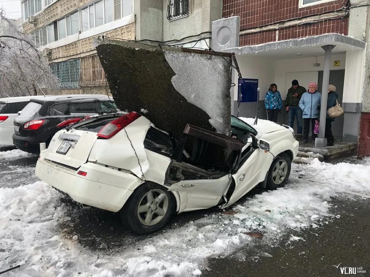 Во Владивостоке бетонная плита упала с крыши девятиэтажного дома на  автомобиль. Его владелец, чистивший капот от снега, успел убежать Он купил  машину всего две недели назад — Meduza