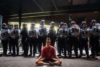 Официальные китайские СМИ обвинили в беспорядках «зарубежные силы, которые пытаются навредить Китаю, создав в Гонконге хаос». Власти мегаполиса уже заявили, что не намерены отказываться от своих планов по принятию закона.