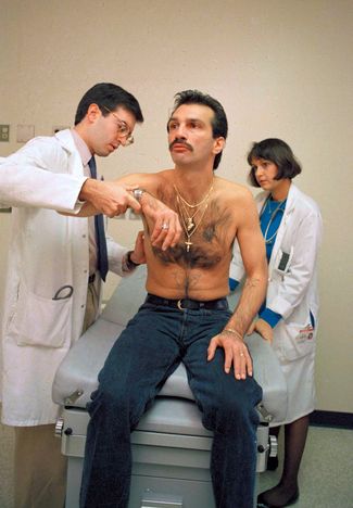 У Расса Термини обнаружили ВИЧ в 1986 году. На фото он проходит обследование в Нью-Йорке через три года после этого