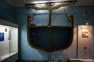 Пустая витрина, стилизованная под корабль, в которой были выставлены древние амфоры