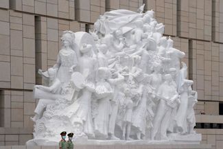 Скульптура рядом с музеем Коммунистической партии КНР, отображающая многонациональный состав современного Китая. В стране проживают представители 56 национальностей. 23 июня 2021 года