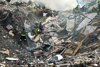Разрушенный в результате ракетной атаки жилой дом в Хмельницком
